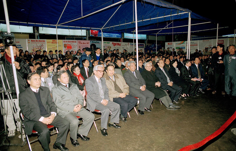 Ông nghỉ hưu tháng 1/2007; là nhà báo lão thành ở Việt Nam vẫn tiếp tục viết báo, trao đổi ý kiến, giữ chuyên mục ​'Chuyện làm ăn​,'​'Bàn góp sự đời​' trên báo Nhân Dân cuối tuần với bút danh Nhân Nghĩa, ​'Chuyện đời​' trên tạp chí Thế giới mới... (Ảnh: TTXVN)