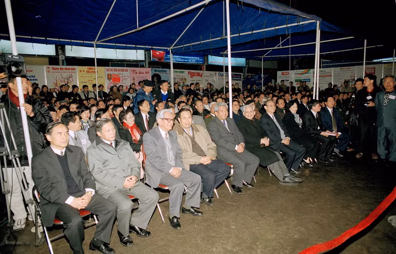 Ông nghỉ hưu tháng 1/2007; là nhà báo lão thành ở Việt Nam vẫn tiếp tục viết báo, trao đổi ý kiến, giữ chuyên mục ​'Chuyện làm ăn​,'​'Bàn góp sự đời​' trên báo Nhân Dân cuối tuần với bút danh Nhân Nghĩa, ​'Chuyện đời​' trên tạp chí Thế giới mới... (Ảnh: TTXVN)