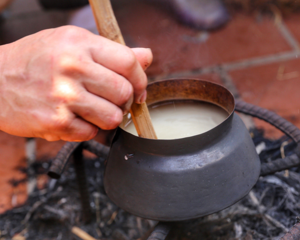 Cơm của các đội thi sau khi chín sẽ được dâng cúng Thành hoàng làng. (Ảnh: Tuấn Đức/TTXVN)