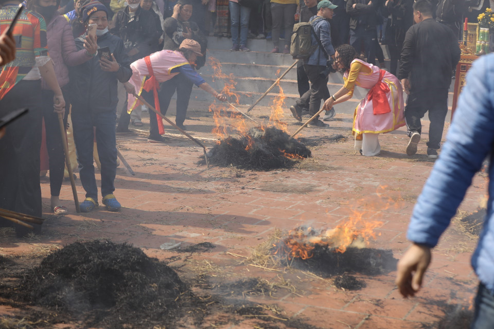 Các đội đốt rơm thành nhiều đống để giấu và ủ cho cơm chín. (Ảnh: Minh Quyết/TTXVN)