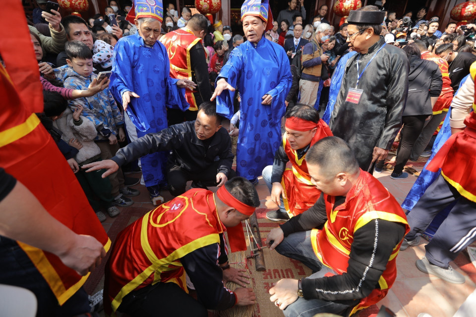 Các đội chuẩn bị cho phần thi kéo lửa để nấu cơm. (Ảnh: Minh Quyết/TTXVN)