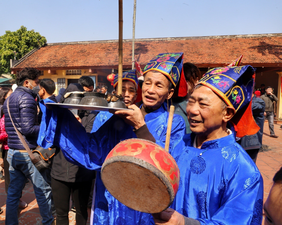 Giám khảo chấm điểm nồi cơm của các đội. (Ảnh: Tuấn Đức/TTXVN)