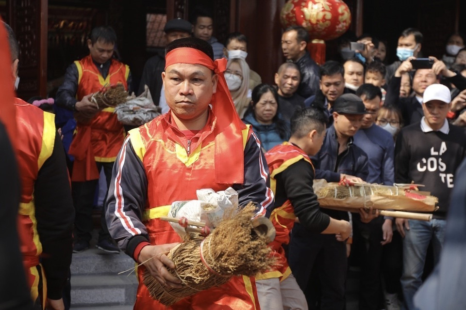 Các đội nhận vật dụng chuẩn bị cho phần thi của đội mình. (Ảnh: Minh Quyết/TTXVN)