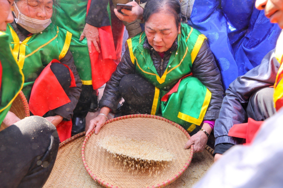 Gạo sau khi giã được sàng trấu để loại bỏ sạn. (Ảnh: Tuấn Đức/TTXVN)