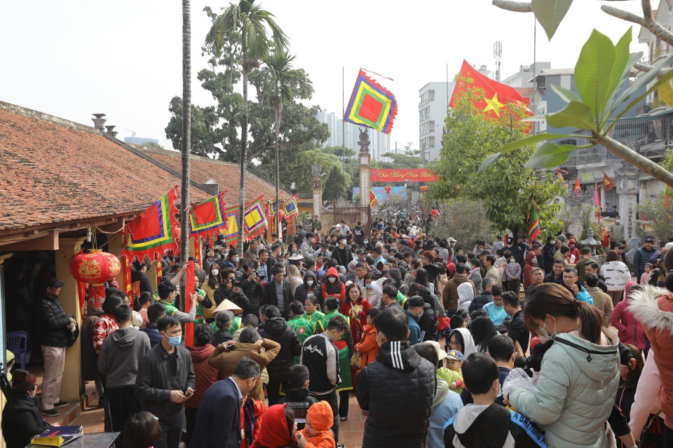 Đông đảo người dân và du khách thập phương về dự lễ hội. (Ảnh: Minh Quyết/TTXVN)