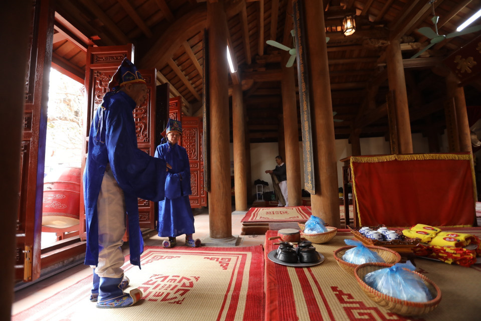 Những người cao tuổi trong làng được tín nhiệm làm giám khảo cho cuộc thi. (Ảnh: Minh Quyết/TTXVN)