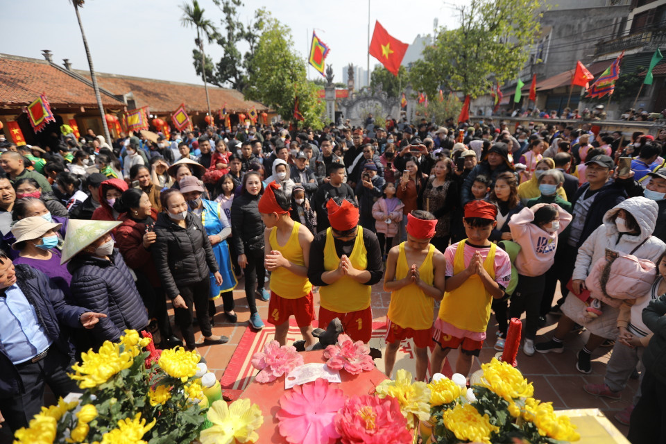 Các vận động viên đại diện cho các đội chuẩn bị cho phần thi chạy lấy nước về nấu cơm. (Ảnh: Minh Quyết/TTXVN)