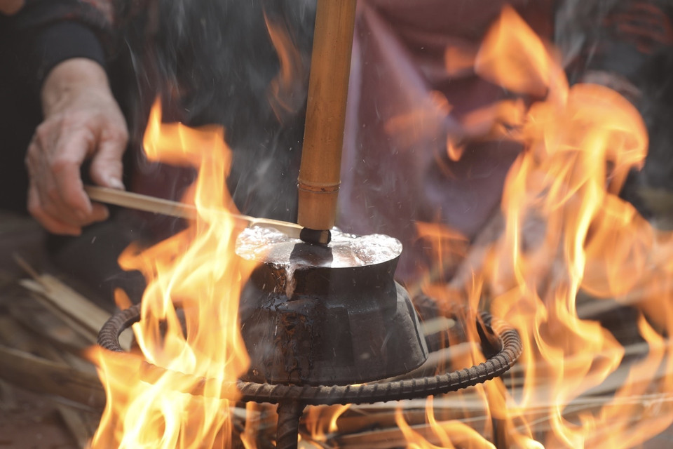 Các đội tham gia phần thi nấu cơm. (Ảnh: Minh Quyết/TTXVN)