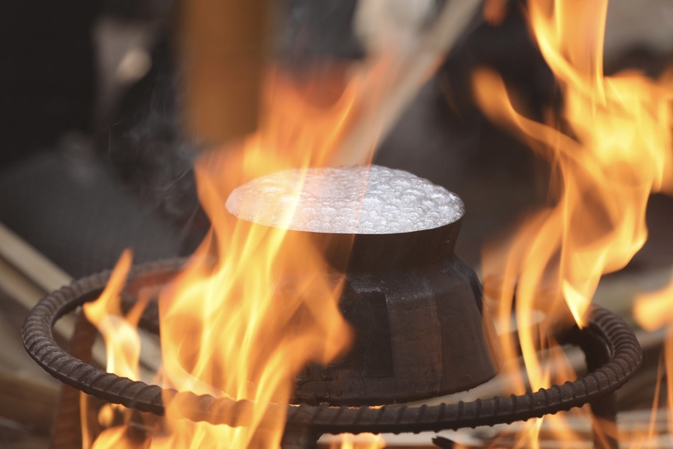 Các đội tham gia phần thi nấu cơm. (Ảnh: Minh Quyết/TTXVN)