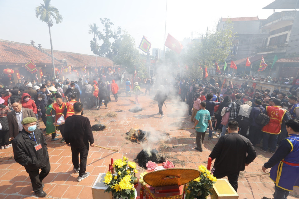 Các đội tham gia phần thi nấu cơm. (Ảnh: Minh Quyết/TTXVN)