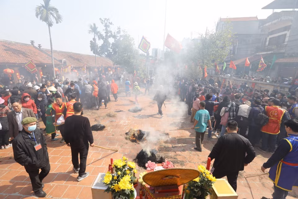 Các đội tham gia phần thi nấu cơm. (Ảnh: Minh Quyết/TTXVN)