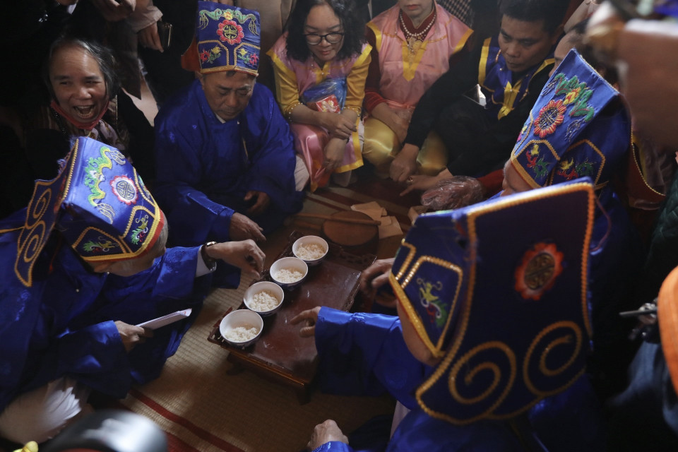 Ban giám khảo tiến hành chấm giải phần thi nấu cơm. (Ảnh: Minh Quyết/TTXVN)