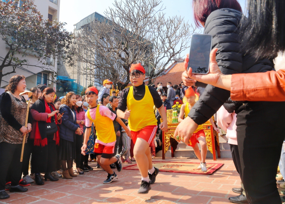 Thành viên các đội chạy thi ra chỗ lấy nước để nấu cơm. (Ảnh: Tuấn Đức/TTXVN)