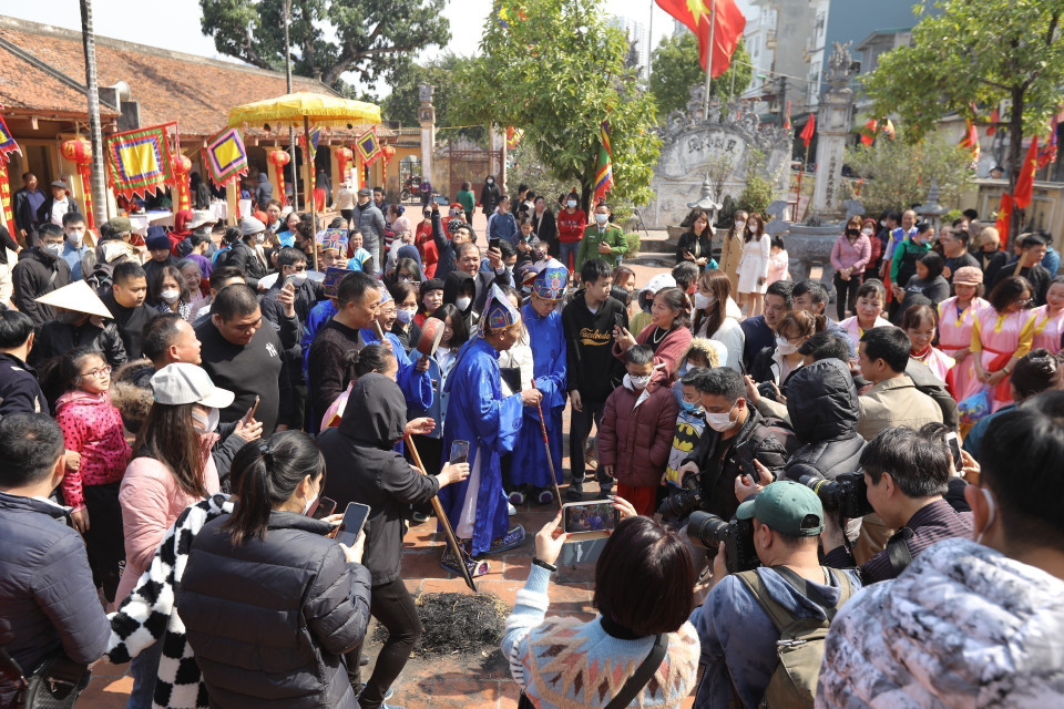 Giám khảo đi kiểm tra phần thi của các đội. (Ảnh: Tuấn Đức/TTXVN)