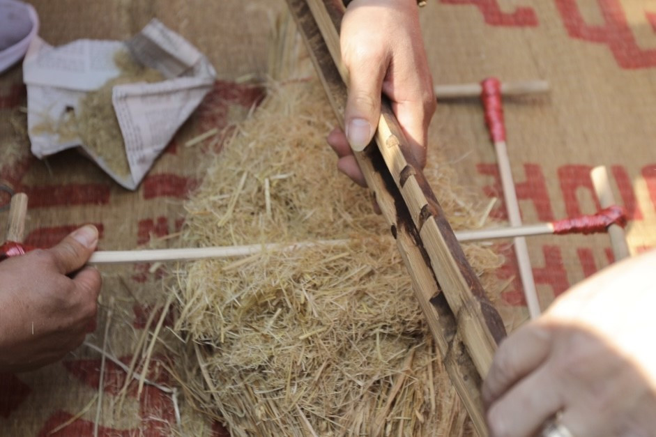 Các đội chuẩn bị cho phần thi kéo lửa để nấu cơm. (Ảnh: Minh Quyết/TTXVN)