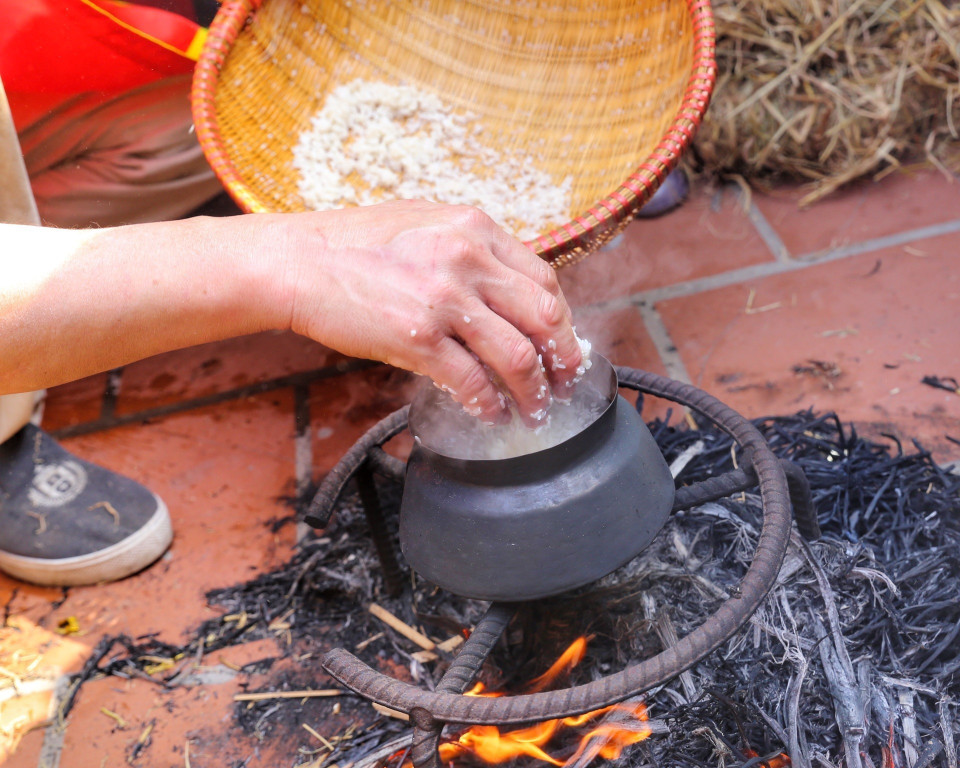 Kỹ thuật cho gạo vào nồi. (Ảnh: Tuấn Đức/TTXVN)