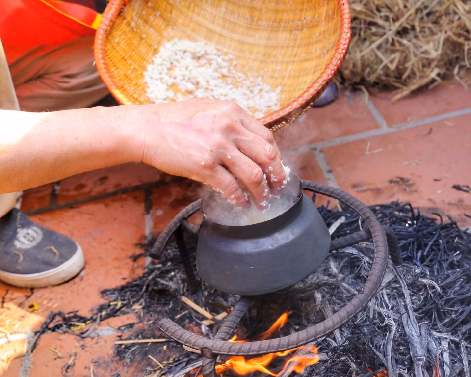Kỹ thuật cho gạo vào nồi. (Ảnh: Tuấn Đức/TTXVN)