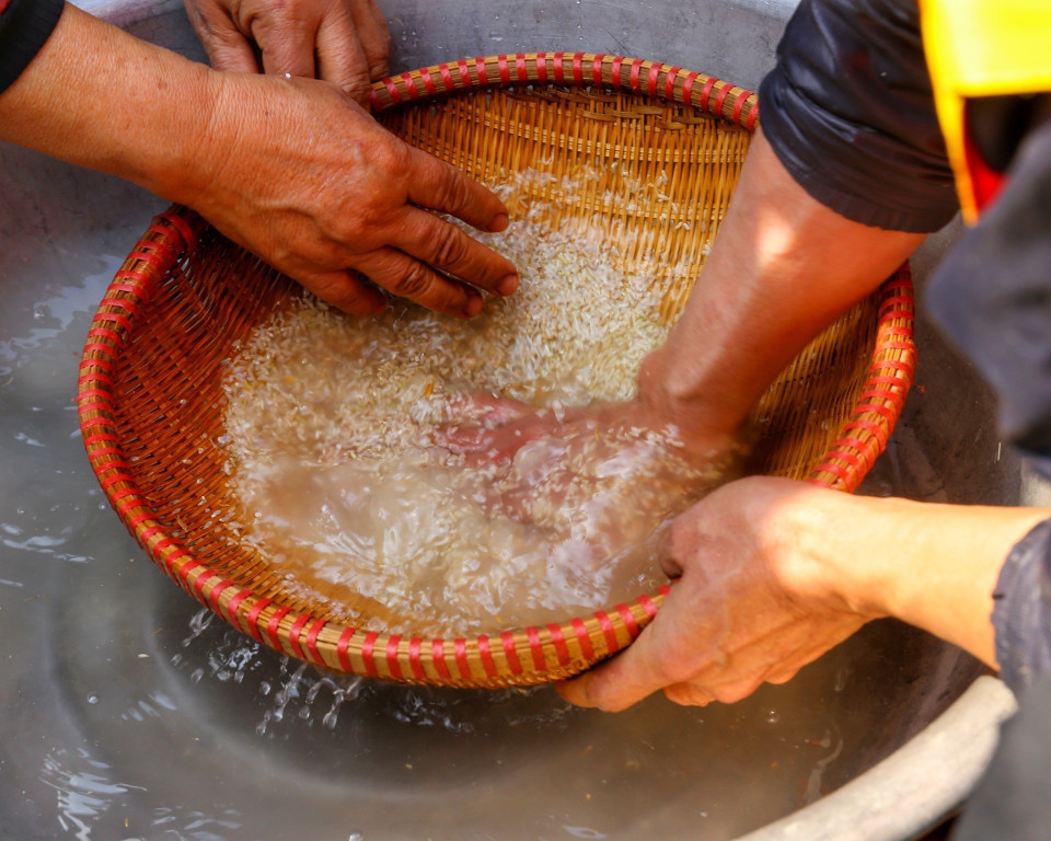 Vo gạo trước khi nấu. (Ảnh: Tuấn Đức/TTXVN)