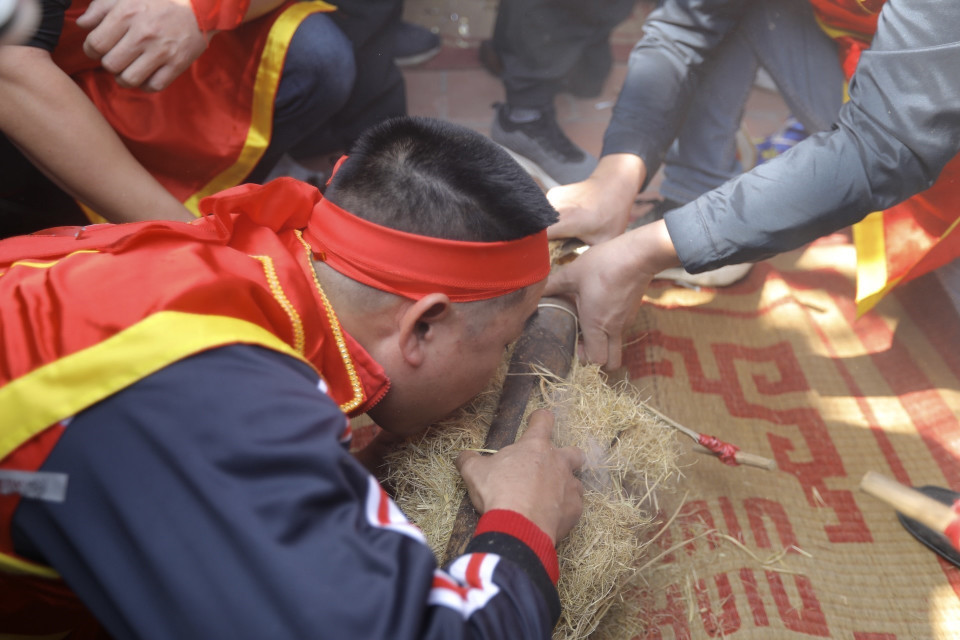 Đúng 11 giờ các đội thực hiện thi kéo lửa để nấu cơm. (Ảnh: Minh Quyết/TTXVN)