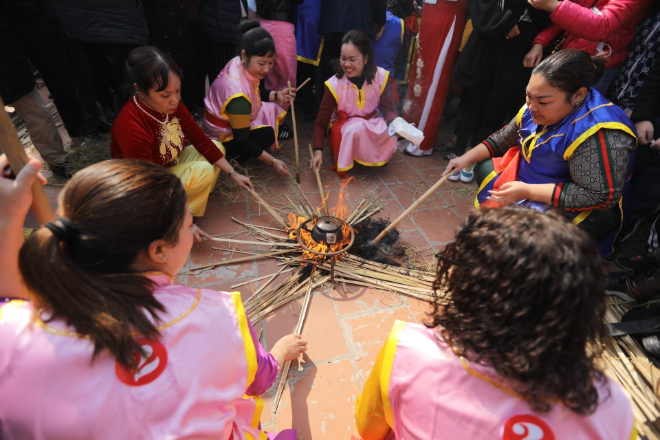 Các đội tham gia phần thi nấu cơm. (Ảnh: Minh Quyết/TTXVN)