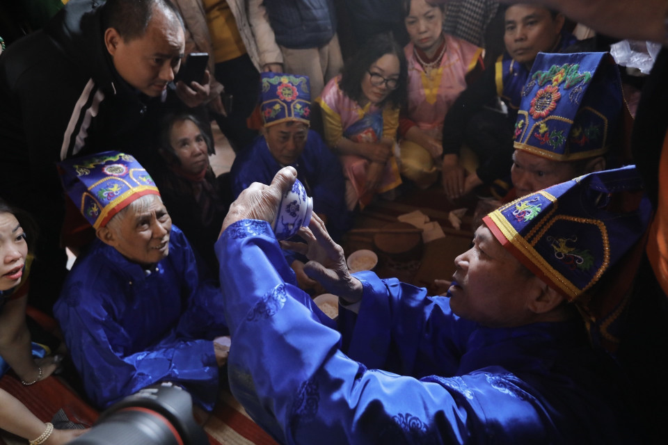 Ban giám khảo tiến hành chấm giải phần thi nấu cơm. (Ảnh: Minh Quyết/TTXVN)