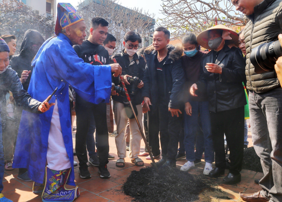 Giám khảo đi kiểm tra phần thi của các đội. (Ảnh: Tuấn Đức/TTXVN)