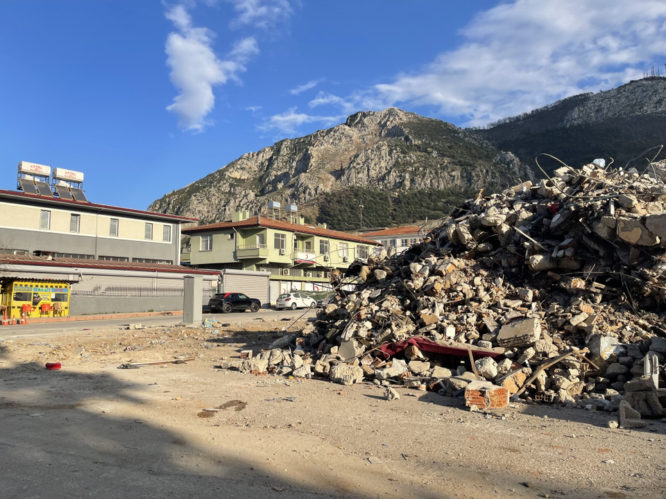 Ở khắp nơi tại Hatay, những đống đổ nát cao hàng chục mét là tàn tích của những tòa nhà cao tầng. (Ảnh: Hải Linh/TTXVN)