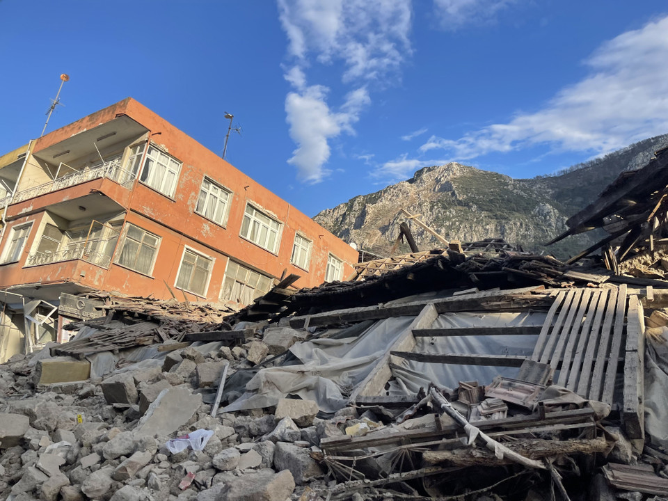 Hiện nay, không thể tìm được nơi lưu trú dưới bất kỳ hình thức nào ở Hatay bởi tất cả giường dự phòng trong thành phố đã được phân bổ cho những người dân bị mất nhà, hoặc những người sống trong các tòa nhà đang có nguy cơ sụp đổ. (Ảnh: Hải Linh/TTXVN)