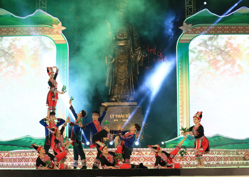  Màn múa “Mầm xanh” trong Chương trình nghệ thuật Không gian văn hóa dân tộc Dao. (Ảnh: Hoàng Hiếu/TTXVN)