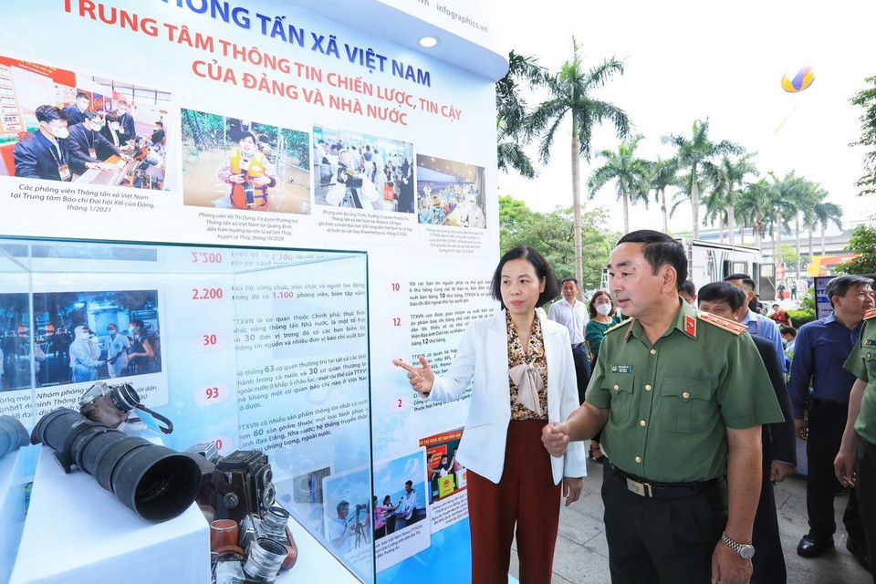 Tổng Giám đốc Vũ Việt Trang giới thiệu với các đại biểu về gian trưng bày của Thông tấn xã Việt Nam. (Ảnh: Tuấn Anh/TTXVN)