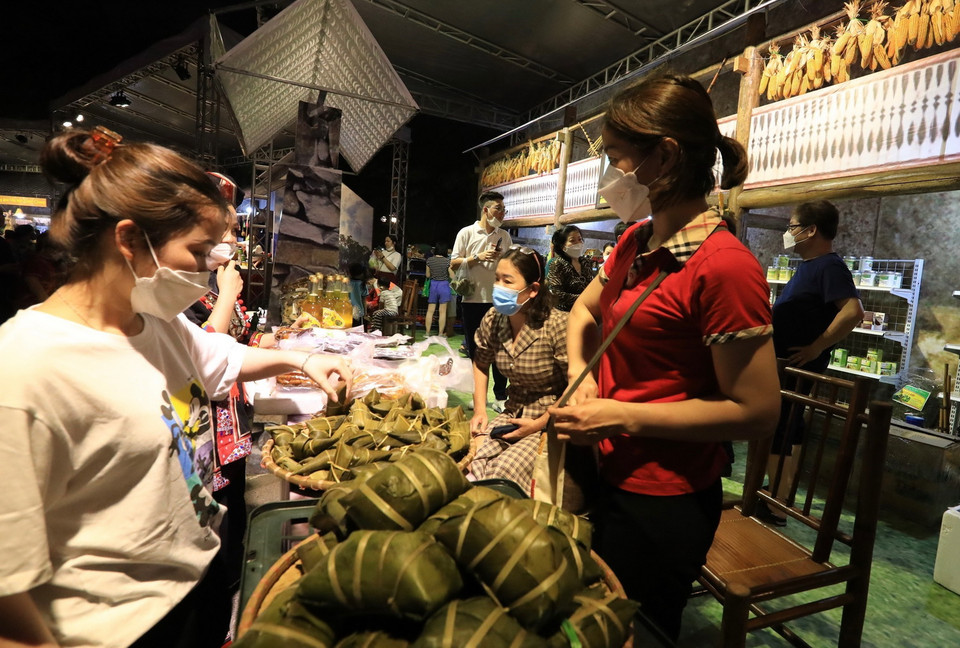  Tại khu vực nhà Bát giác, khách tham quan, mua sắm tại Gian hàng giới thiệu các đặc sản tỉnh Hà Giang. (Ảnh: Hoàng Hiếu/TTXVN)