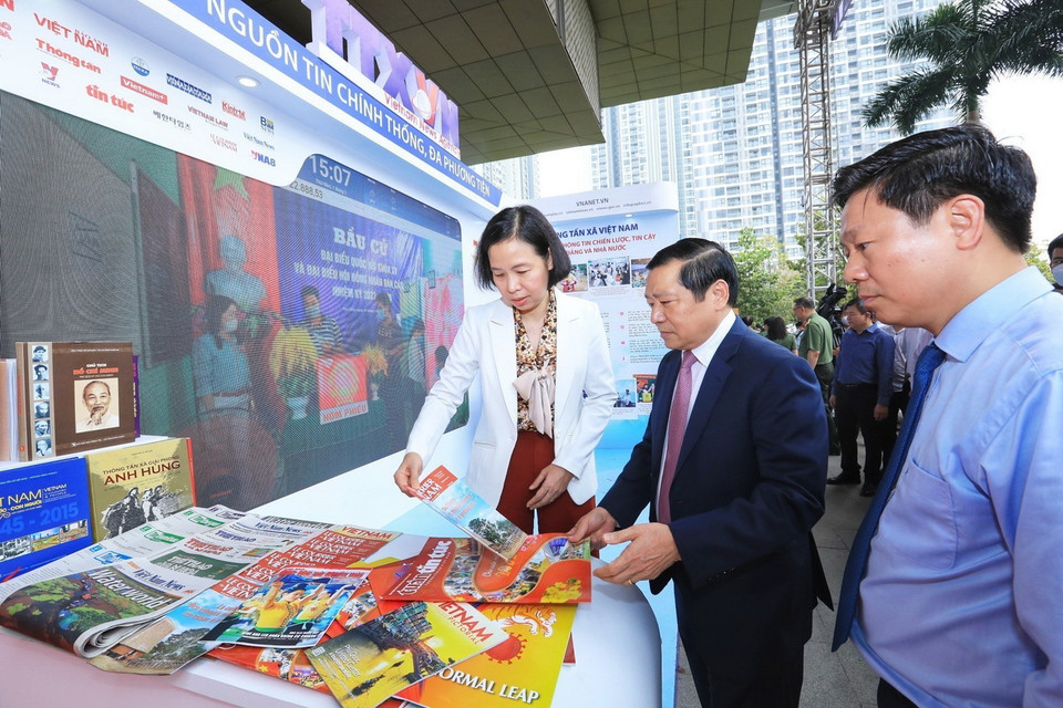  Các đại biểu thăm gian trưng bày của Thông tấn xã Việt Nam. (Ảnh: Tuấn Anh/TTXVN)