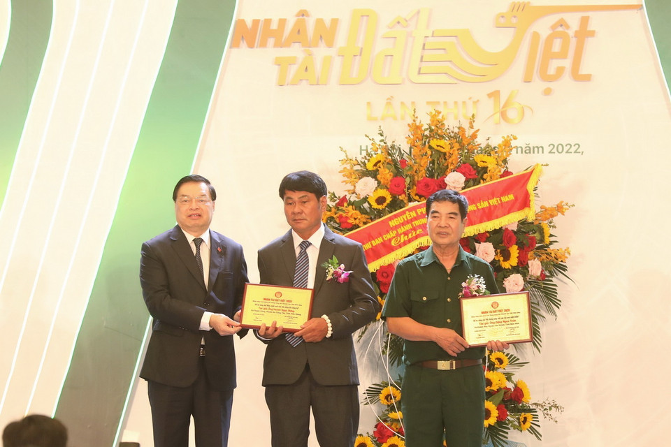  Ông Lê Mạnh Hùng - Phó Chủ tịch kiêm Tổng thư ký Hội Khuyến học Việt Nam trao giải cho 2 tác giả đạt Giải thưởng Nhân tài Đất Việt lần thứ 16, lĩnh vực Khuyến học - Tự học thành tài. (Ảnh: Minh Quyết/TTXVN)