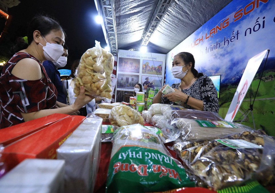  Tại khu vực nhà Bát giác, Gian hàng tỉnh Lạng Sơn giới thiệu tới người dân thủ đô các đặc sản, không gian du lịch tỉnh Hà Giang. (Ảnh: Hoàng Hiếu/TTXVN)