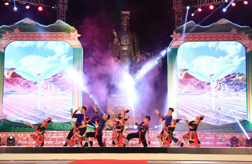  Màn múa “Mầm xanh” trong Chương trình nghệ thuật Không gian văn hóa dân tộc Dao. (Ảnh: Hoàng Hiếu/TTXVN)