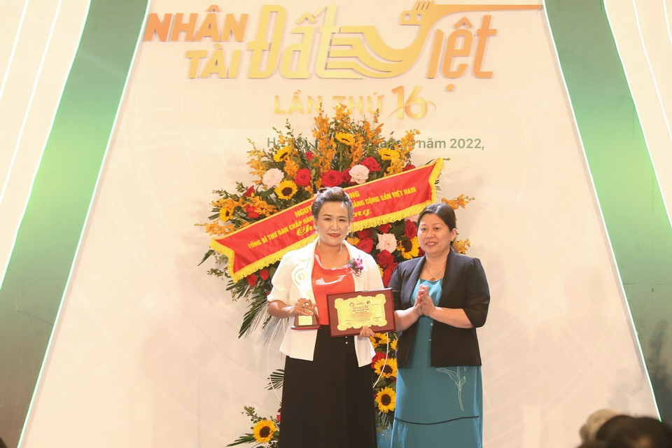  Thứ trưởng Bộ Tài nguyên-Môi trường Nguyễn Thị Phương Hoa trao giải đoạt giải Nhất của lĩnh vực Tài nguyên Môi trường với phần thưởng trị giá 200 triệu đồng. (Ảnh: Minh Quyết/TTXVN)