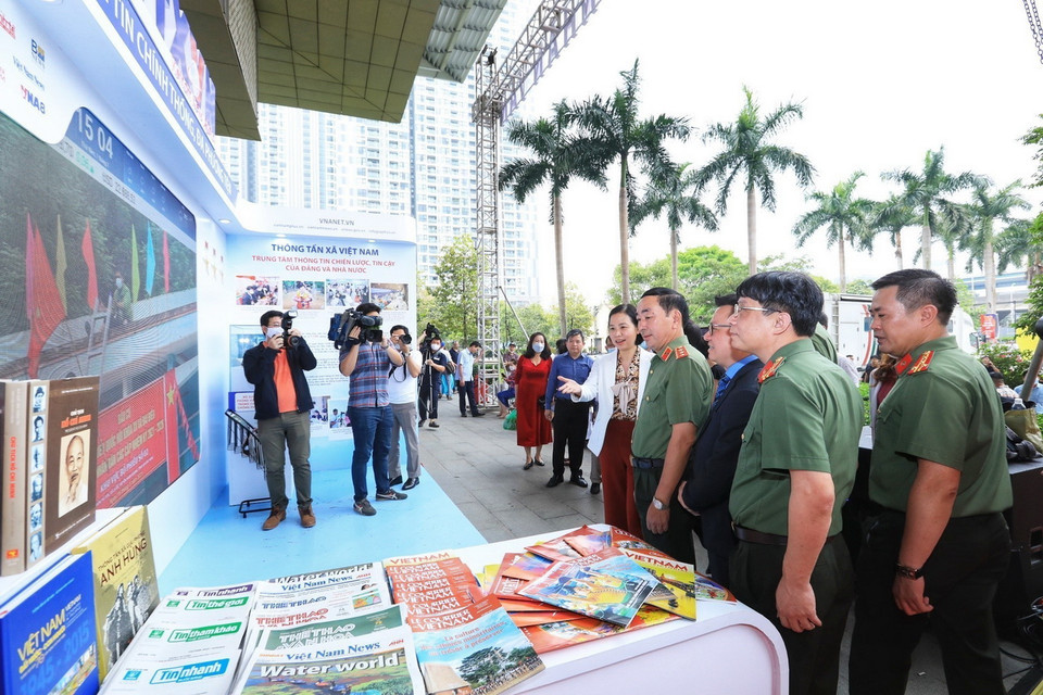  Các đại biểu thăm gian trưng bày của Thông tấn xã Việt Nam. (Ảnh: Tuấn Anh/TTXVN)