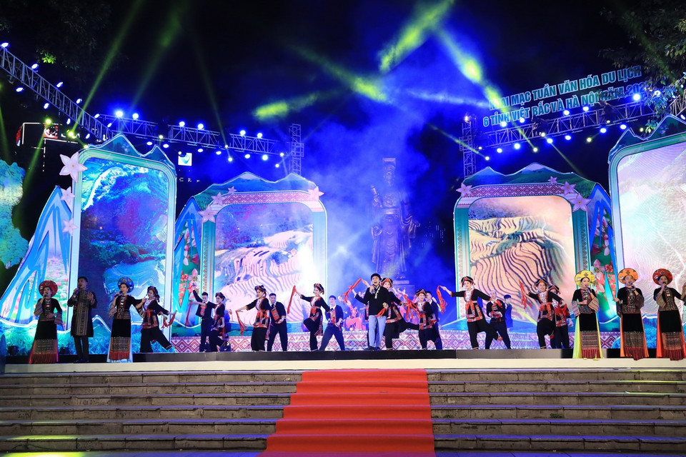  Màn hát múa “Lời ru chiều vàng” trong Chương trình nghệ thuật Không gian văn hóa dân tộc Dao. (Ảnh: Hoàng Hiếu/TTXVN)