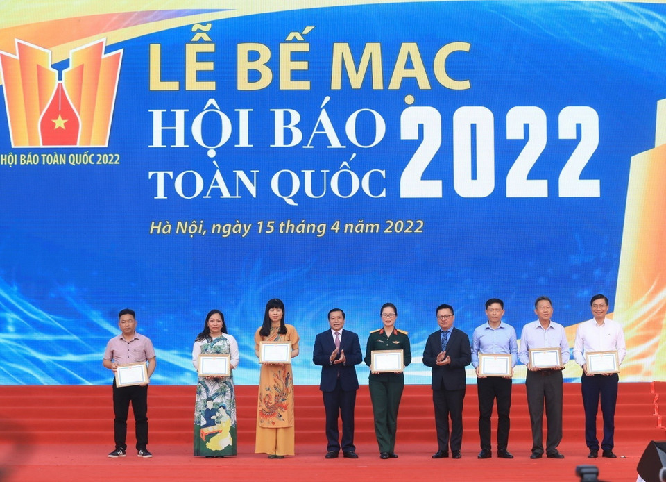  Các đơn vị nhận giải B các hạng mục: Bìa báo Tết ấn tượng, Giao diện Báo Điện tử ấn tượng... (Ảnh: Tuấn Anh/TTXVN)