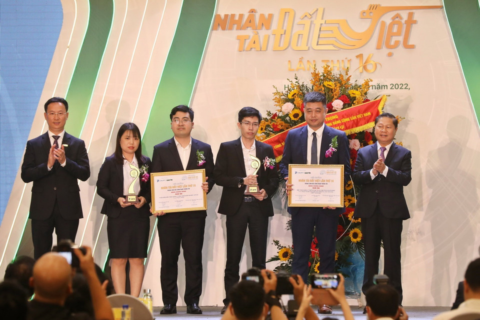  Ông Lê Tấn Dũng, Thứ trưởng Bộ Lao động-Thương binh và Xã hội và ông Lê Thanh Tùng, Thành viên HĐQT Ngân hàng thương mại cổ phần Công thương Việt Nam-Vietinbank trao giải Ba cho các nhóm tác giả. (Ảnh: Minh Quyết/TTXVN)