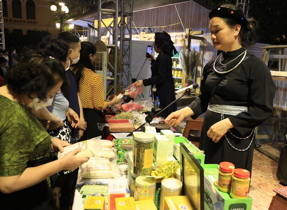  Tại khu vực nhà Bát giác, khách tham quan, mua sắm tại Gian hàng giới thiệu các đặc sản tỉnh Bắc Kạn. (Ảnh: Hoàng Hiếu/TTXVN)
