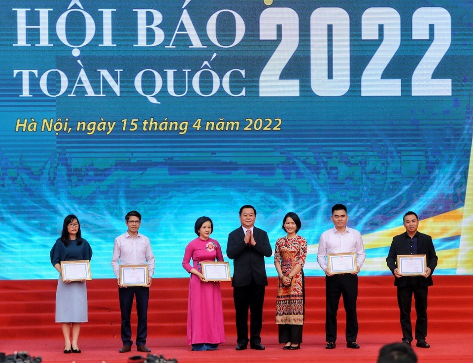 Trưởng Ban Tuyên giáo Trung ương Nguyễn Trọng Nghĩa trao các giải A: Bìa báo Tết ấn tượng, Giao diện Báo điện tử ấn tượng, Chương trình Phát thanh ấn tượng và Chương trình Truyền hình ấn tượng cho các đơn vị đạt giải. (Ảnh: Tuấn Đức/TTXVN)