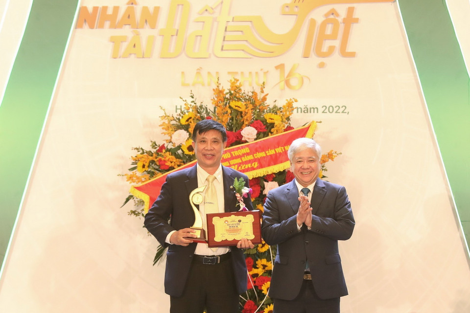  Chủ tịch Trung ương MTTQ Việt Nam Đỗ Văn Chiến trao giải thưởng về Y dược cho tác giả Trần Quyết Tiến, nguyên Phó giám đốc Bệnh viện Chợ rẫy. (Ảnh: Minh Quyết/TTXVN)