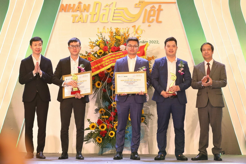  Ông Nguyễn Kim Sơn, Bộ trưởng Bộ Giáo dục-Đào tạo và ông Nguyễn Việt Hùng, đại diện Tập đoàn SunGroup cùng trao giải cho nhóm tác giả đạt giải Nhì. (Ảnh: Minh Quyết/TTXVN)