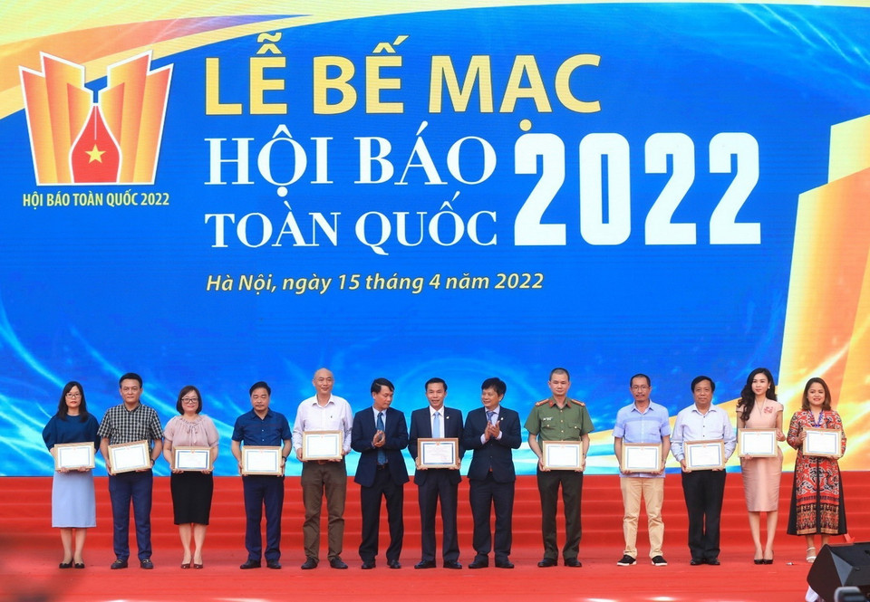  Các đơn vị nhận giải C các hạng mục: Bìa báo Tết ấn tượng, Giao diện Báo Điện tử ấn tượng... (Ảnh: Tuấn Anh/TTXVN)