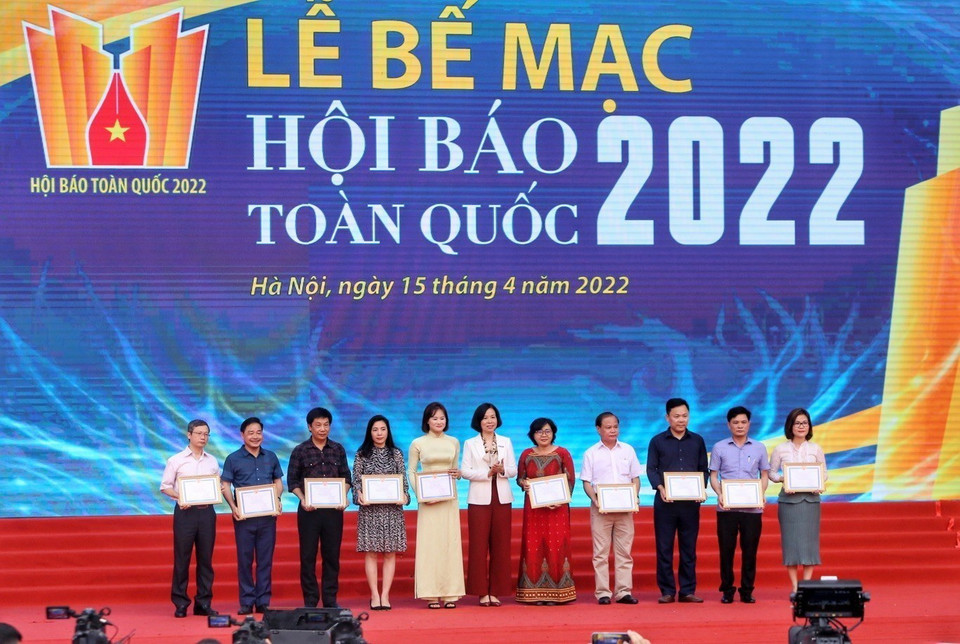 Trao các giải Khuyến khích: Bìa báo Tết ấn tượng, Giao diện Báo điện tử ấn tượng, Chương trình Phát thanh ấn tượng và Chương trình Truyền hình ấn tượng cho các đơn vị đạt giải. (Ảnh: Tuấn Đức/TTXVN)