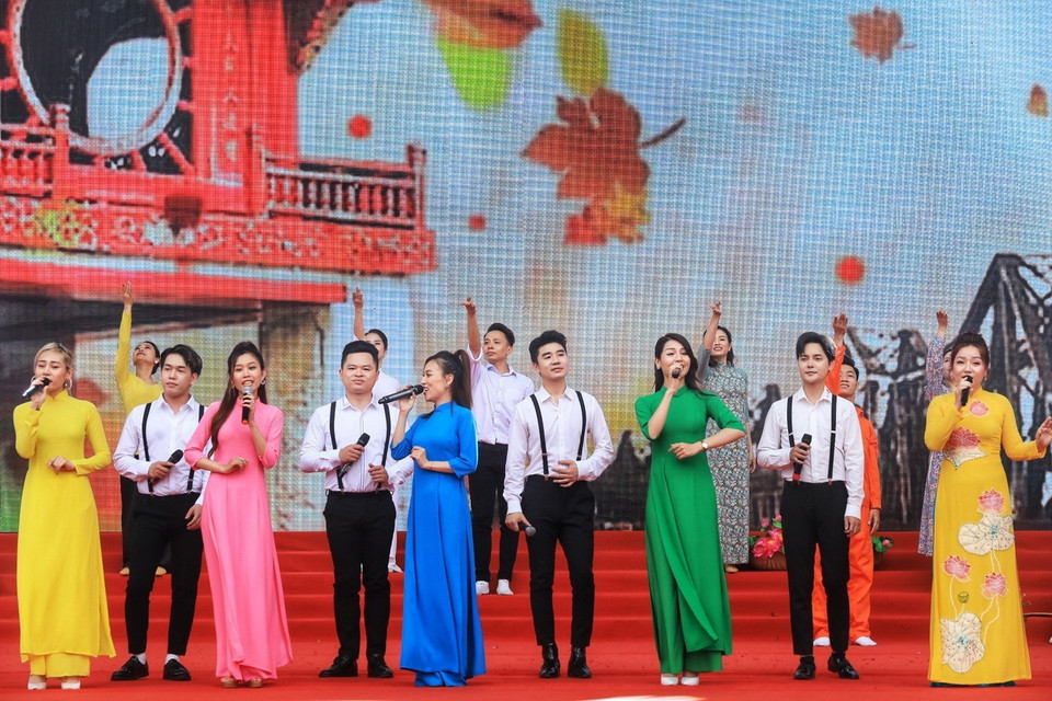 Văn nghệ chào mừng lễ bế mạc. (Ảnh: Tuấn Anh/TTXVN)