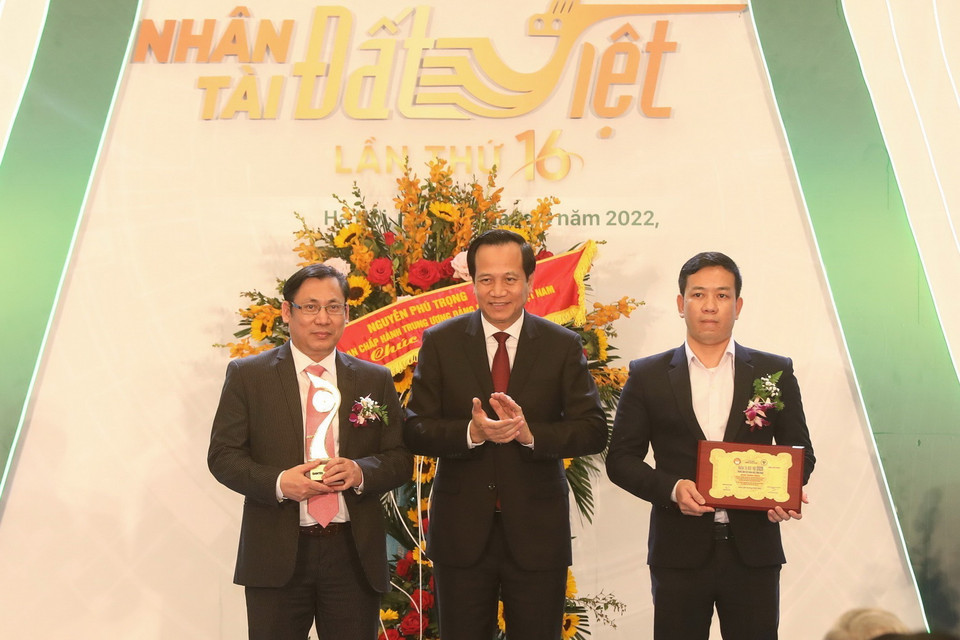  Bộ trưởng Bộ Lao động Thương binh và Xã hội Đào Ngọc Dung trao giải Khoa học Công nghệ cho các tác giả đoạt giải. (Ảnh: Minh Quyết/TTXVN)