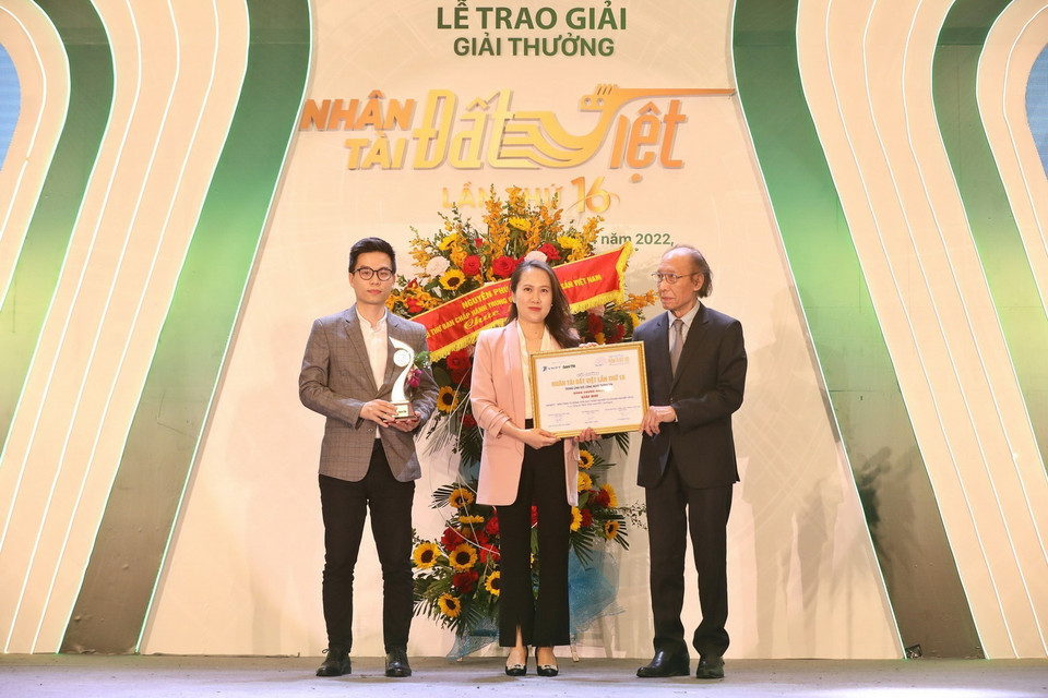  Ông Phạm Huy Hoàn, Trưởng Ban Tổ chức Giải thưởng, trao giải cho nhóm tác giả đạt giải Nhì lĩnh vực CNTT - giải Thành công. (Ảnh: Minh Quyết/TTXVN)