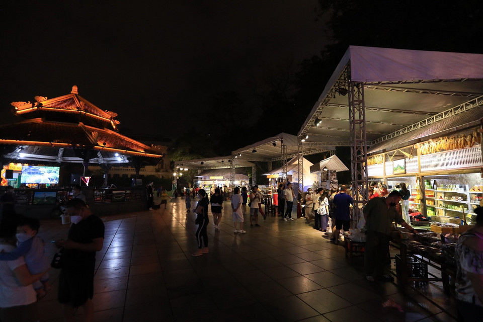  Tại khu vực nhà Bát giác, từ tối 15/4, các gian hàng giới thiệu đến người dân thủ đô các đặc sản của 6 tỉnh Việt Bắc. (Ảnh: Hoàng Hiếu/TTXVN) 